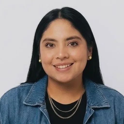 Andrea Pazmiño, Directora de artes en Atharix